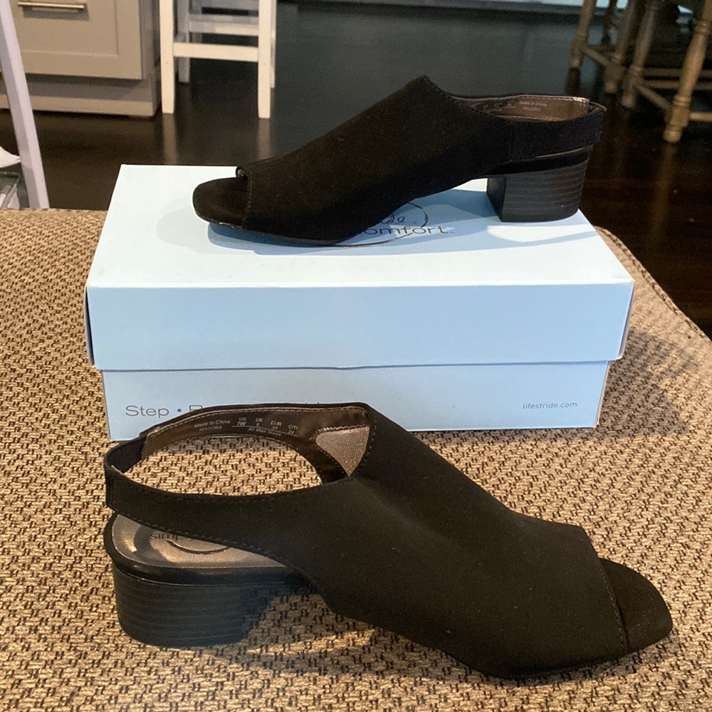 Womens NIB- Life Stride simply comfort black sling backs. Size 7 wide